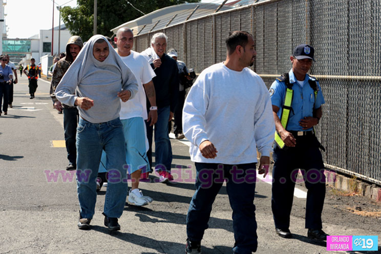 Autoridades reciben a nicas deportados de Estados Unidos